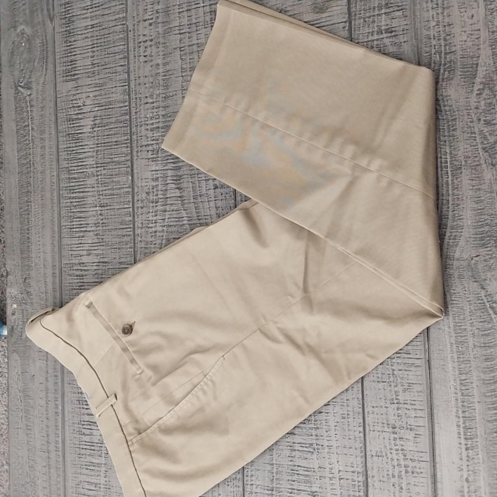 HAGGAR CLOTHING. Straight  Fit Premium No Iron Khaki Pants for Men.